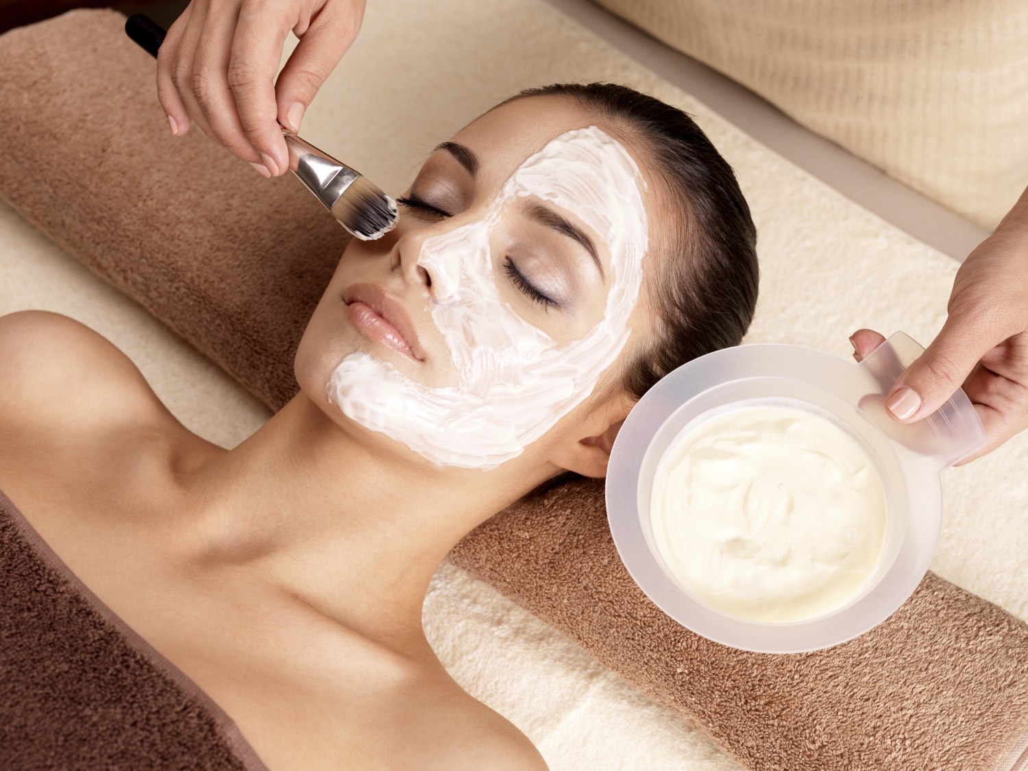 Aplicación de un tratamiento facial en Kalp Musas